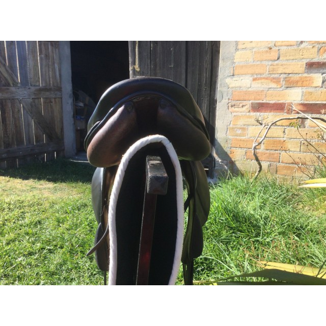 Selle mono quartiers Forestier, siège 17,5 , très confortable.