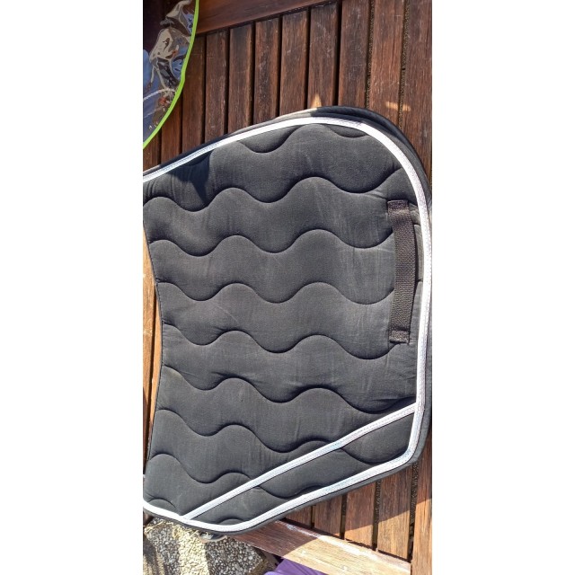 Tapis équitème noir coupé sport.