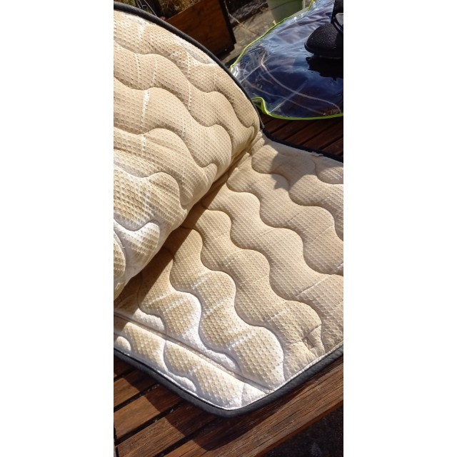 Tapis équitème noir coupé sport.