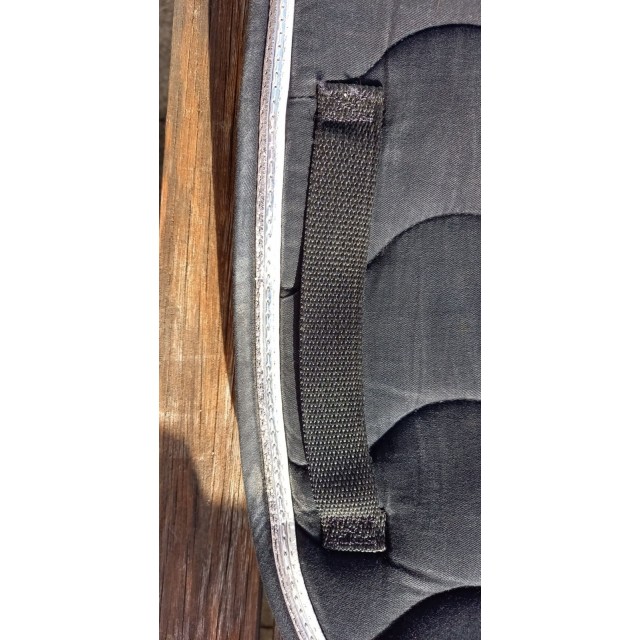 Tapis équitème noir coupé sport.