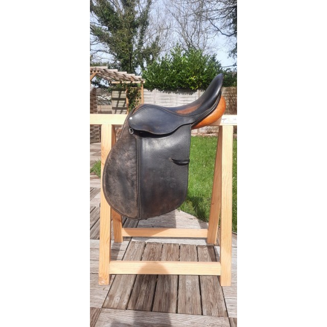 Selle 17,5" cuir havane typée dressage