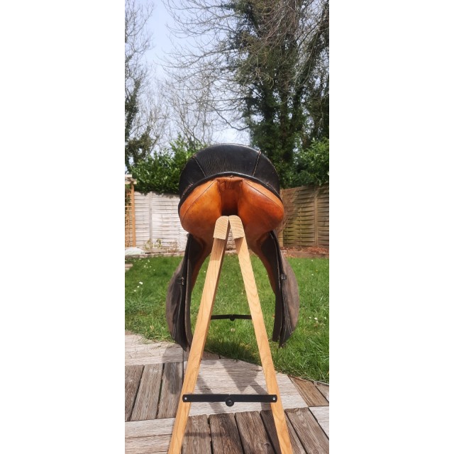 Selle 17,5" cuir havane typée dressage