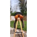 Selle 17,5" cuir havane typée dressage