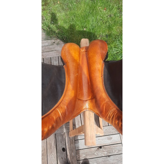 Selle 17,5" cuir havane typée dressage