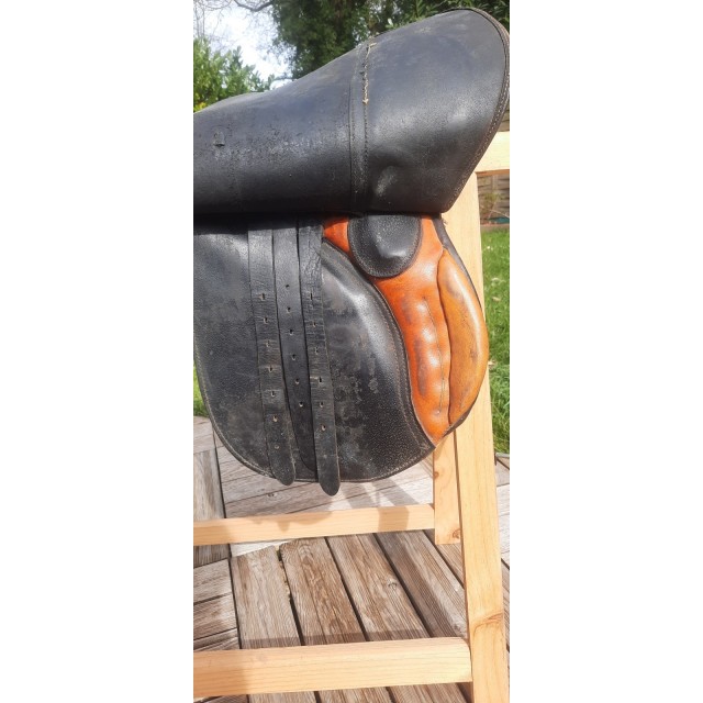 Selle 17,5" cuir havane typée dressage