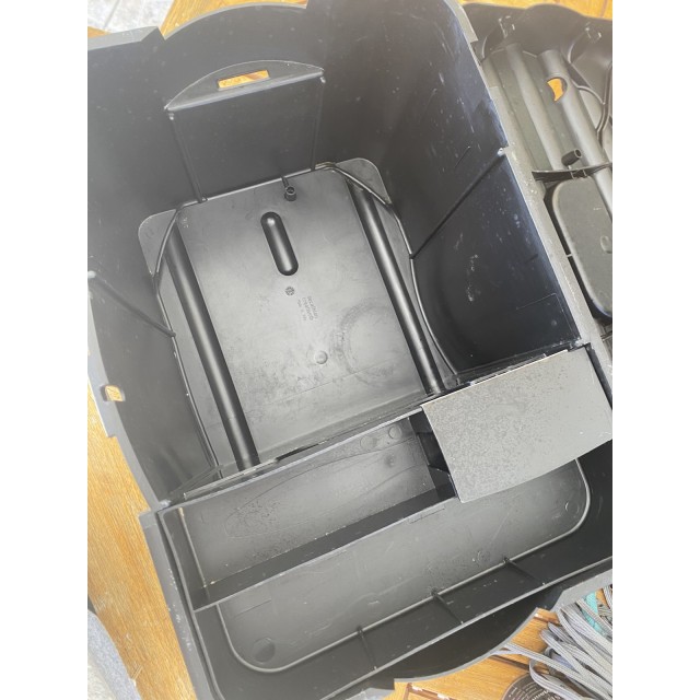 Malle noire avec lot de brosse