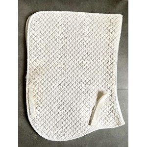 Tapis et bonnet blanc