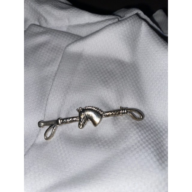 Cravate de chasse et broche