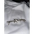 Cravate de chasse et broche