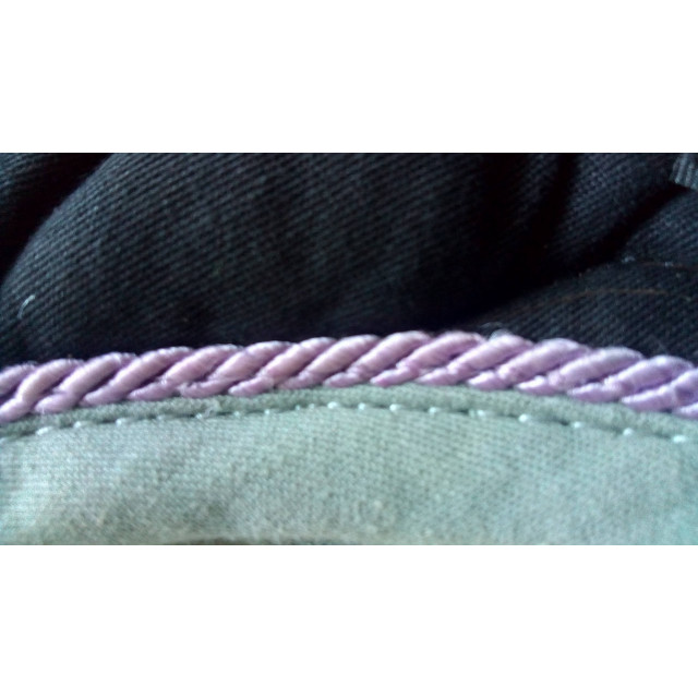 TAPIS noir avec tresse violette