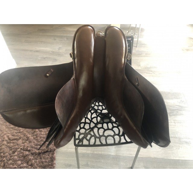 Selle ronzon Island avec son couvre selle en mouton véritable