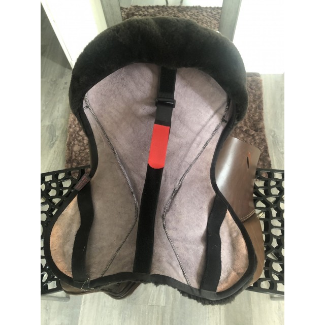 Selle ronzon Island avec son couvre selle en mouton véritable