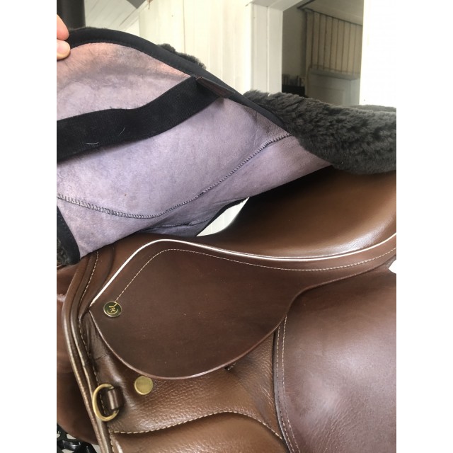 Selle ronzon Island avec son couvre selle en mouton véritable