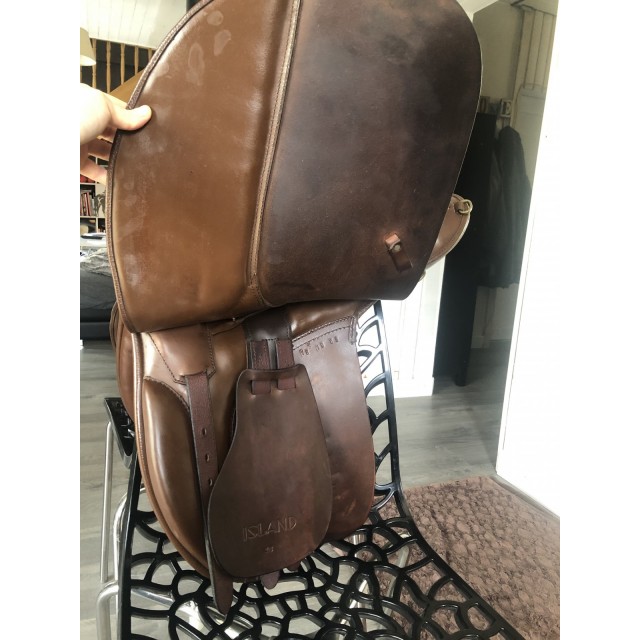Selle ronzon Island avec son couvre selle en mouton véritable
