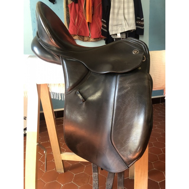 Selle de dressage KIEFFER en cuir noir de 17,5 (modèle Champion)