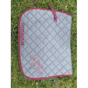 tapis gris et bordeaux