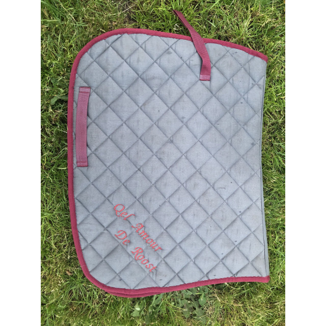 tapis gris et bordeaux