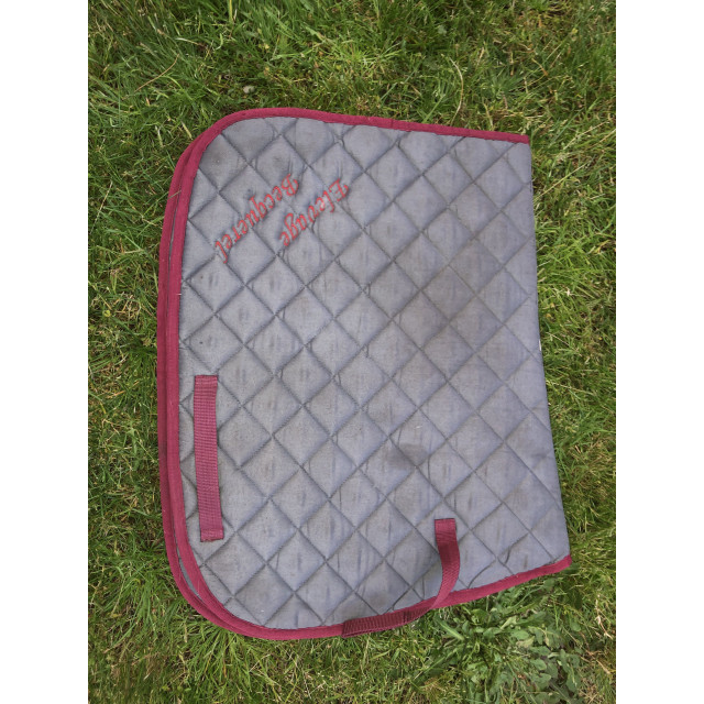 tapis gris et bordeaux
