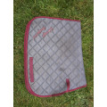 tapis gris et bordeaux
