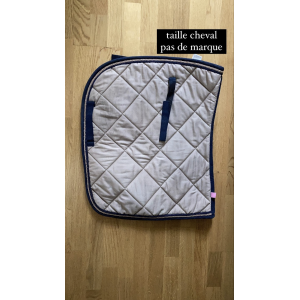 Tapis beige et marine et bandages