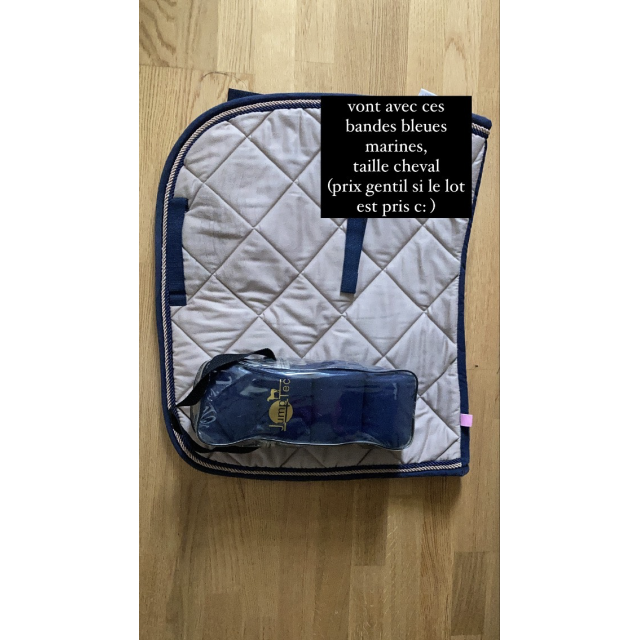 Tapis beige et marine et bandages