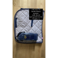 Tapis beige et marine et bandages