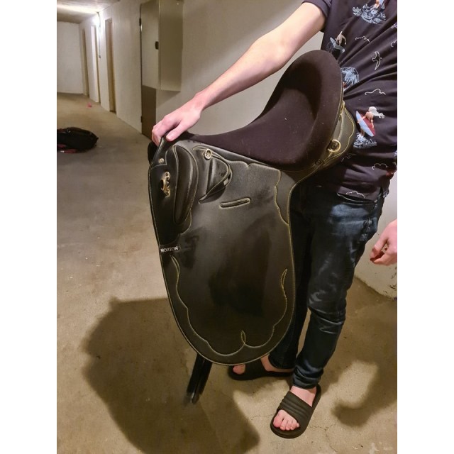 Selle Norton Stock 17" synthétique