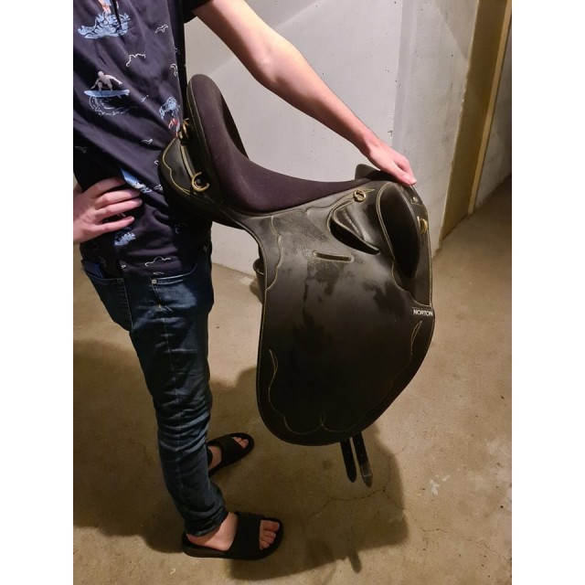 Selle Norton Stock 17" synthétique