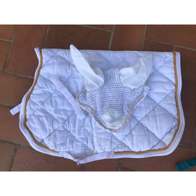 Ensemble tapis + bonnet blancs avec cordelette dorée