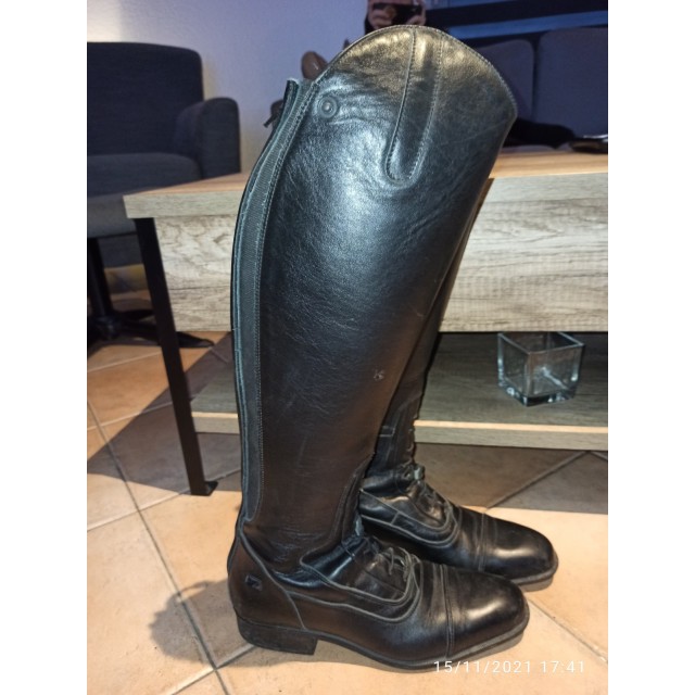 Bottes en cuir SOUBIRAC a lacets avec fermeture.