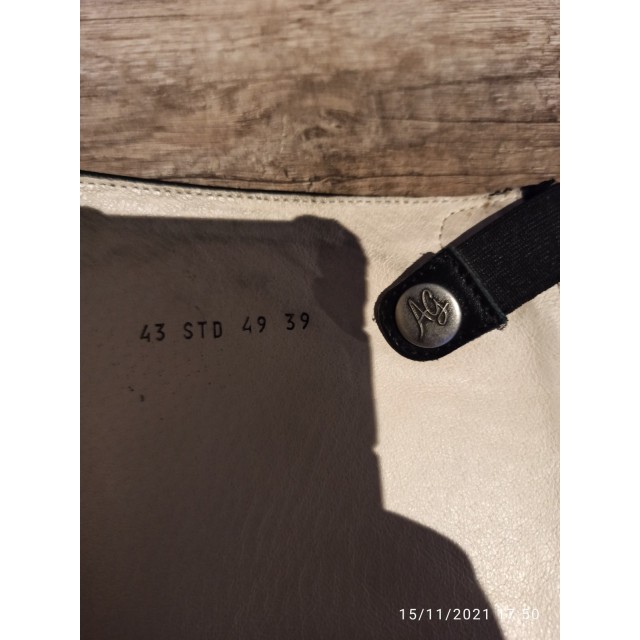 Bottes en cuir SOUBIRAC a lacets avec fermeture.