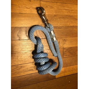 longe bleu ciel avec mousqueton de sécurité