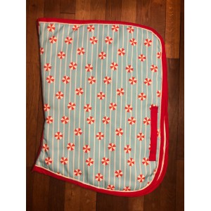 tapis fait mains bleu ciel et rouge