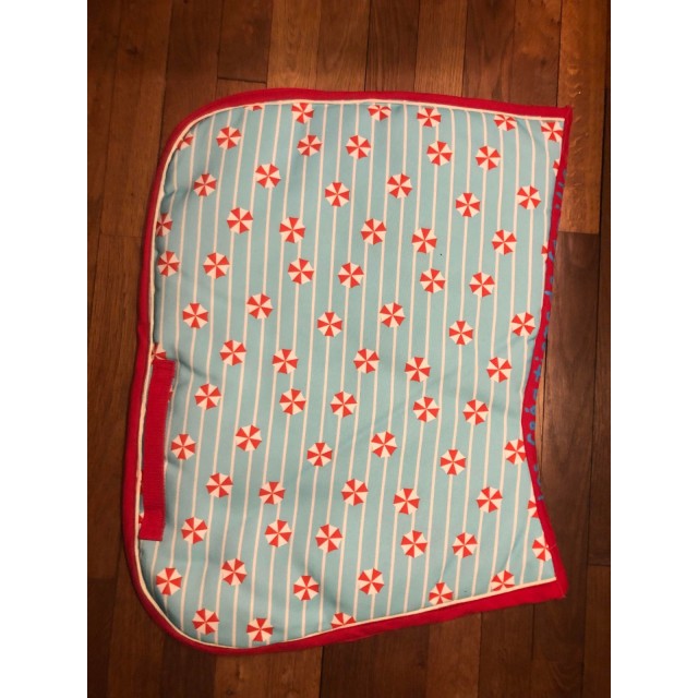 tapis fait mains bleu ciel et rouge