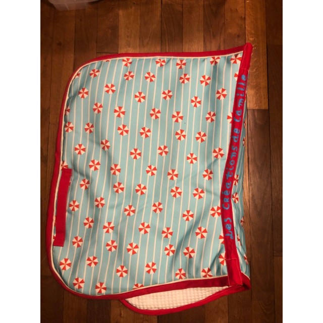 tapis fait mains bleu ciel et rouge