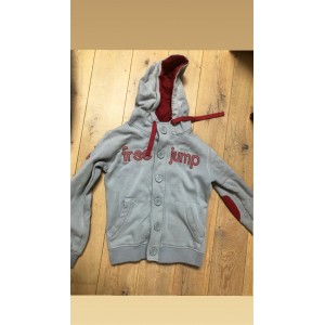 veste plaire légère/ sweat à boutons et capuche
