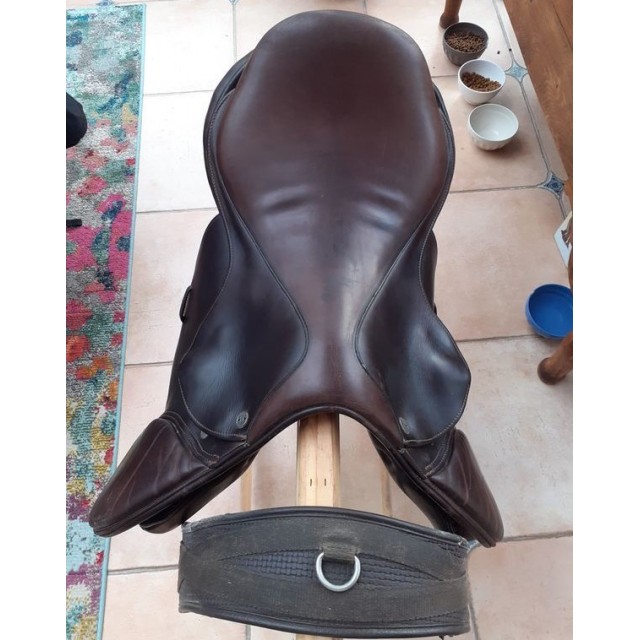 Selle en cuir 17' en bon état