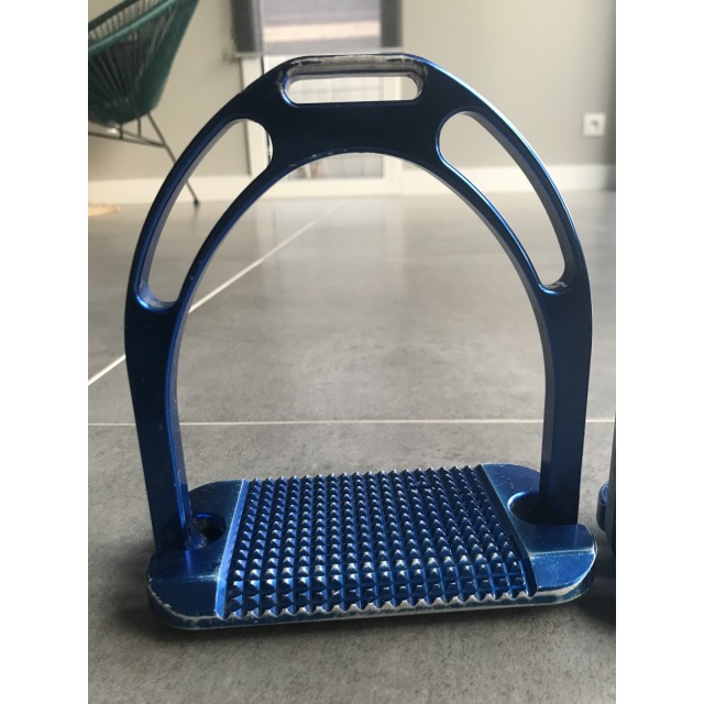 Etrier bleu electrique