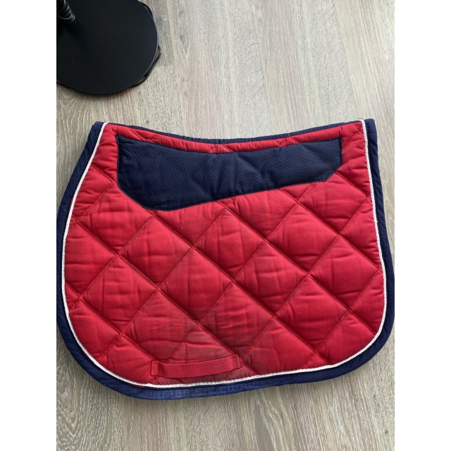 Tapis rouge bord bleu marine