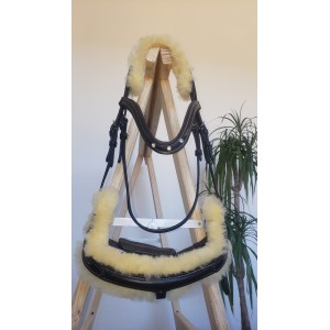 Bridon marron avec mouton