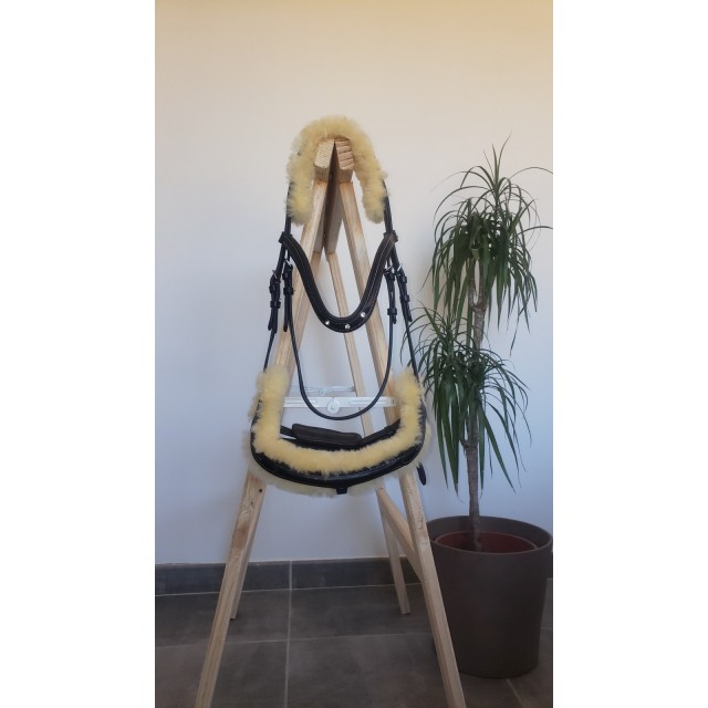 Bridon marron avec mouton