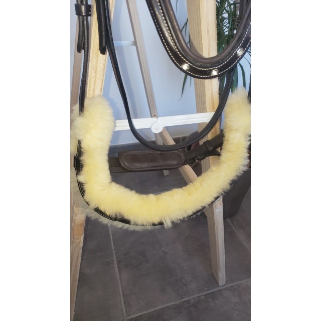 Bridon marron avec mouton