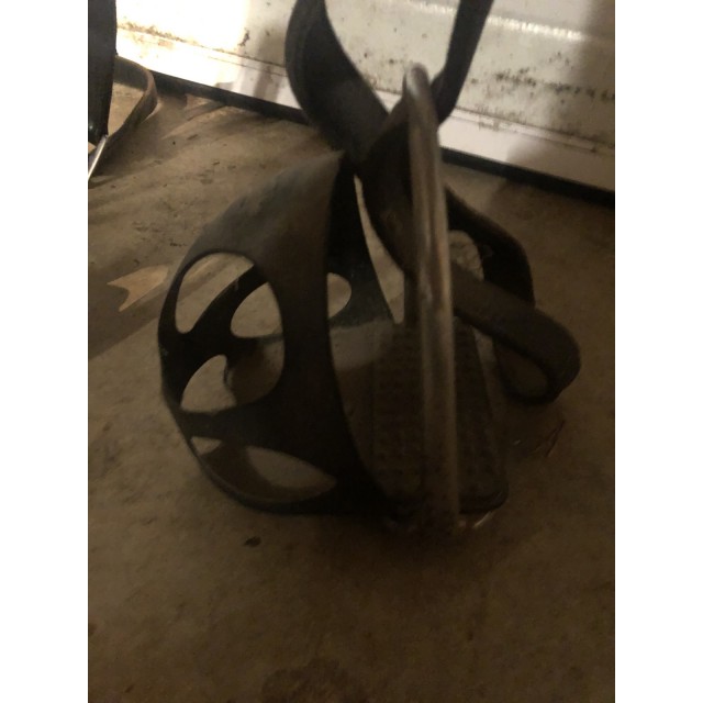 Étrier avec coque et étrivières noire