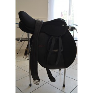 Selle synthétique en très bon état toute équipée !