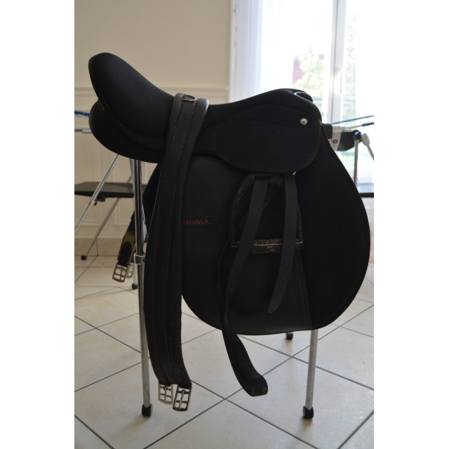 Selle synthétique en très bon état toute équipée !