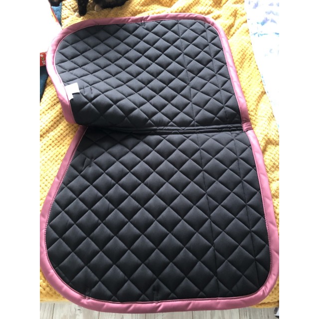 Tapis bordeaux satiné
