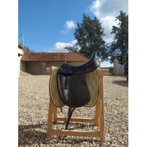 Selle de dressage en cuir noir 17 pouces très bon état