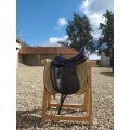Selle de dressage en cuir noir 17 pouces très bon état