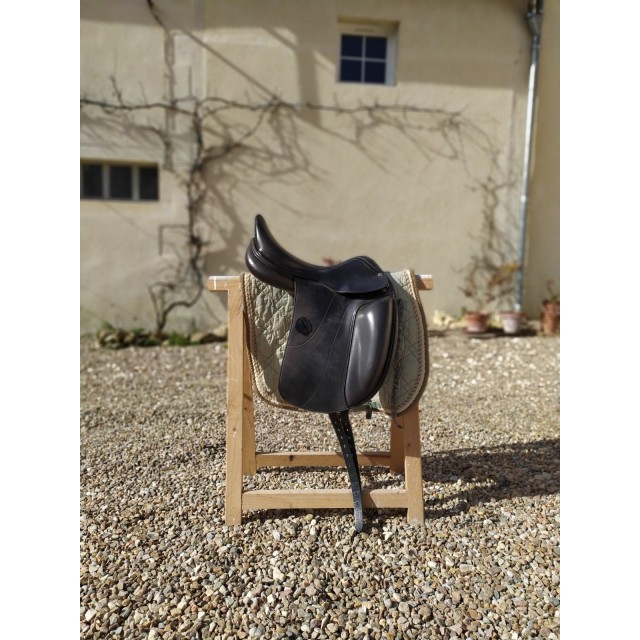 Selle de dressage en cuir noir 17 pouces très bon état