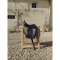Selle de dressage en cuir noir 17 pouces très bon état